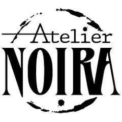 Noira est l'aboutissement d'un travail de création artistique et artisanal, mélangeant diverses techniques et des matériaux issus et inspirés principalement de la nature. Bienvenue dans la e-boutique de l'atelier de Noira. 
